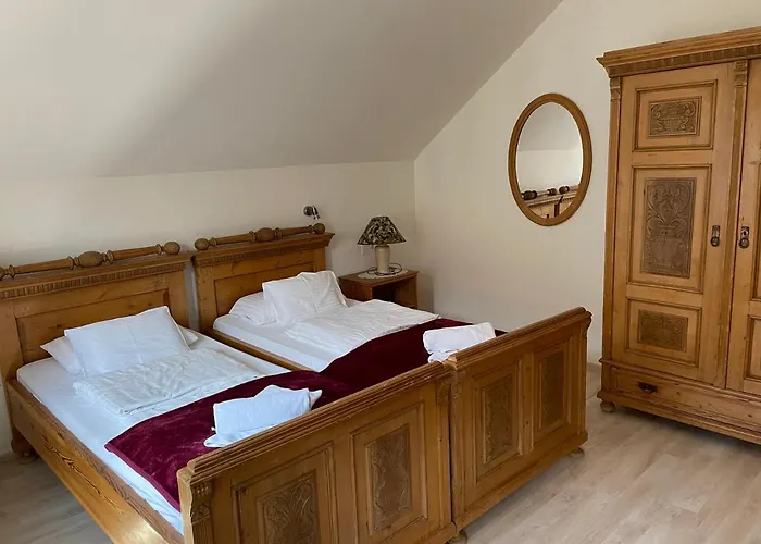 לינה וארוחת בוקר Mayer Pince Panzio 3*